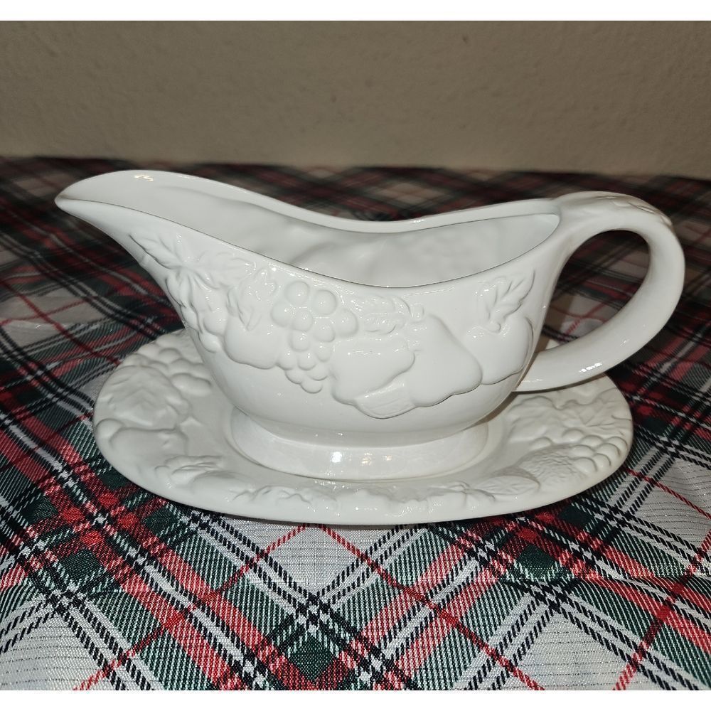 Gibson Home Fruitful Gravy Boat with Saucer
